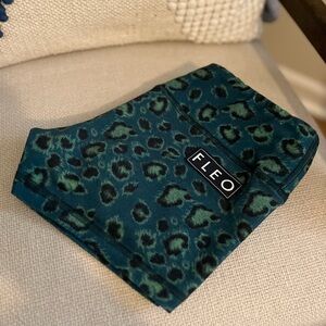 Fleo original style short. Size small